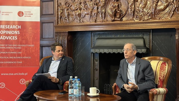 Profesor Cabestan oraz Profesor Mierzejewski podczas dyskusji 